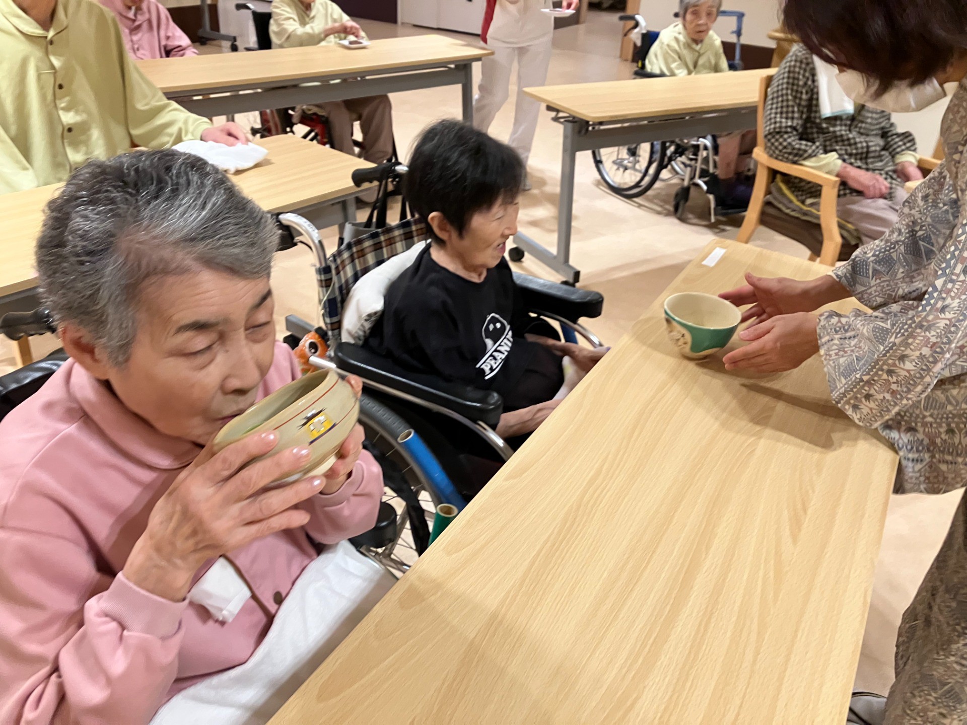 イルアカーサの秋のお茶会で、抹茶を楽しむ利用者様     Residents enjoying matcha at Iruacasa’s autumn tea gathering